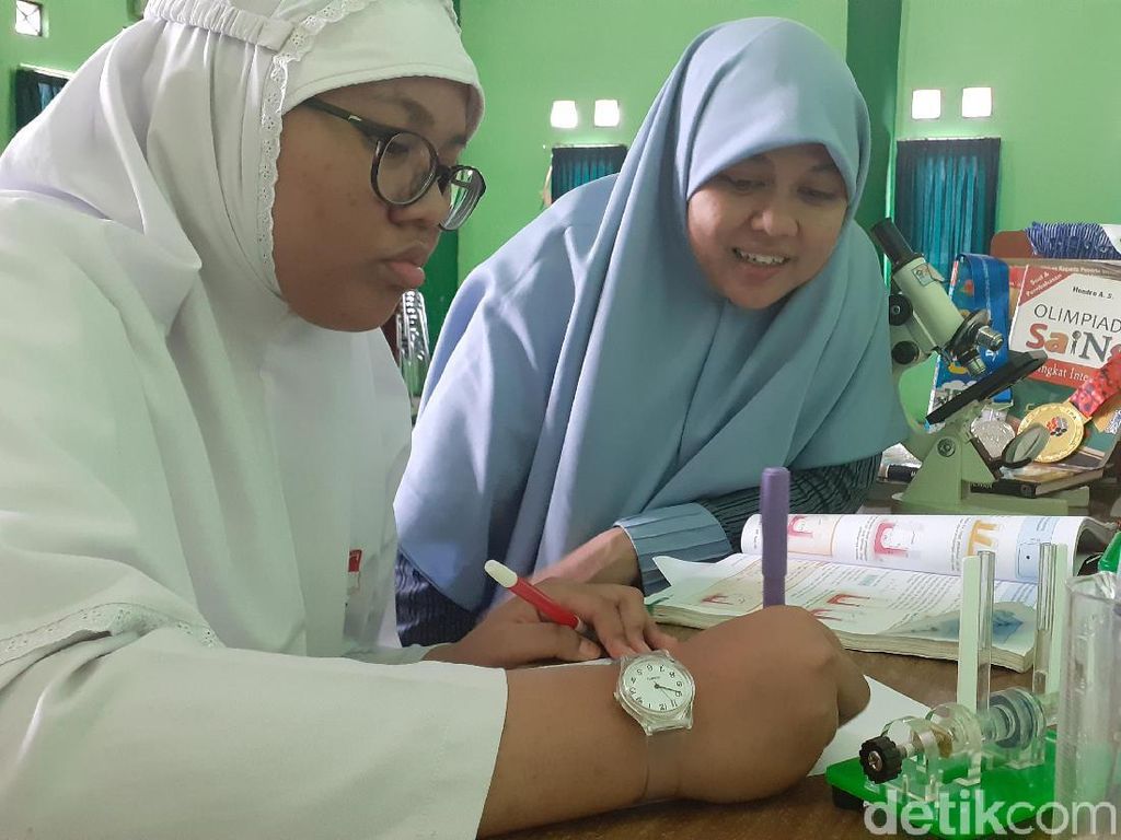 Mantap! Siswa SD Sragen Sabet Perak Olimpiade Sains di Vietnam Mantap! Siswa SD Sragen Sabet Perak Olimpiade Sains di Vietnam