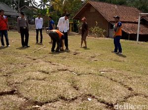 BPBD Terjunkan Tim Geologi Teliti Tanah Bergerak di Tasikmalaya BPBD Terjunkan Tim Geologi Teliti Tanah Bergerak di Tasikmalaya