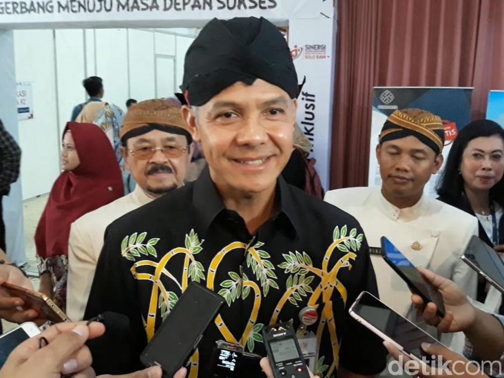 Ditanya Soal Gibran-Bobby Dikaitkan Dinasti Politik, Ini Jawaban Ganjar Ditanya Soal Gibran-Bobby Dikaitkan Dinasti Politik, Ini Jawaban Ganjar