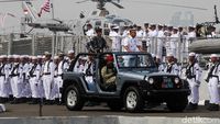 Wakasal Pimpin Upacara Hari Armada di Depan Kapal Perang