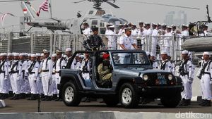 Wakasal Pimpin Upacara Hari Armada di Depan Kapal Perang