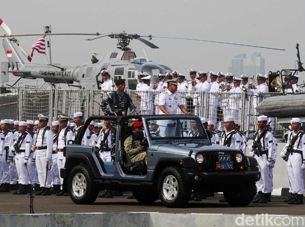 Wakasal Pimpin Upacara Hari Armada di Depan Kapal Perang