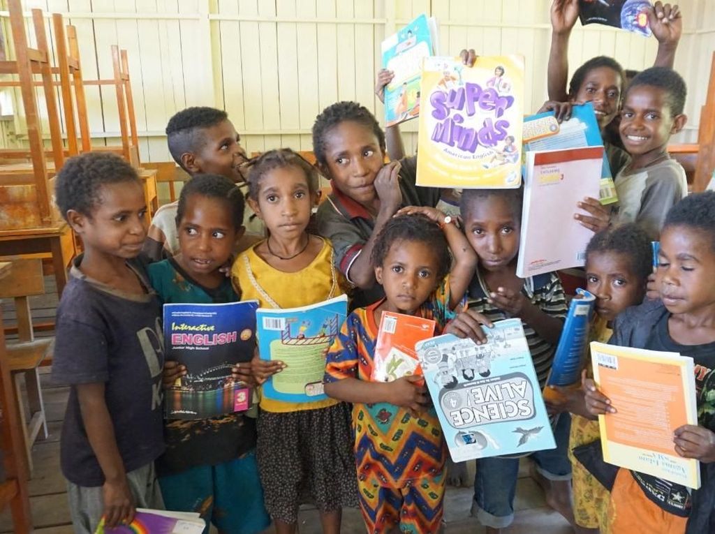Mendaki Gunung Lewati Lembah demi Antar Buku ke Anak Pedalaman Papua Mendaki Gunung Lewati Lembah demi Antar Buku ke Anak Pedalaman Papua