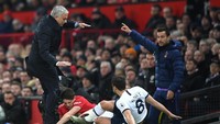 Tapi nahas tak bisa dihindari, kepala James menabrak lutut Mourinho. Di saat yang sama ia berusaha menjaga keseimbagan agar tak terjatuh. (Foto: Stu Forster/Getty Images)
