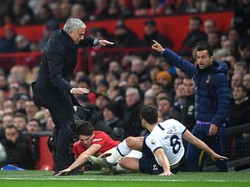 Tapi nahas tak bisa dihindari, kepala James menabrak lutut Mourinho. Di saat yang sama ia berusaha menjaga keseimbagan agar tak terjatuh. (Foto: Stu Forster/Getty Images)
