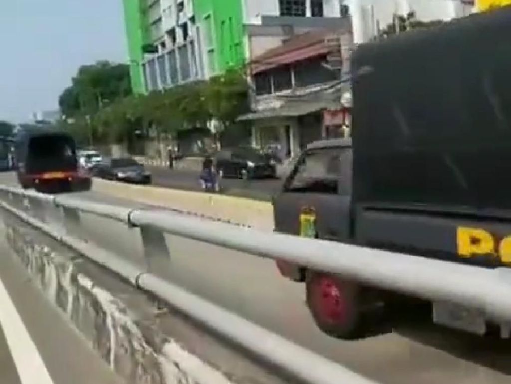 Truk Brimob Lawan Arah di Busway, Kompolnas: Diskresi Hanya Saat Memaksa Truk Brimob Lawan Arah di Busway, Kompolnas: Diskresi Hanya Saat Memaksa