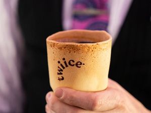 Minum Kopi di Pesawat Ini, Gelasnya Juga Bisa Dimakan Minum Kopi di Pesawat Ini, Gelasnya Juga Bisa Dimakan