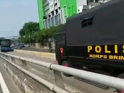 IPW Kritik Truk Lawan Arah di Busway: Pimpinan Brimob Harus Menindak