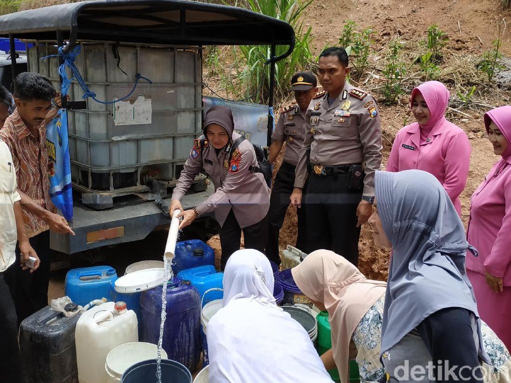 Salurkan Air ke Daerah Kekeringan, Ini yang Dilakukan Polisi di Pacitan Salurkan Air ke Daerah Kekeringan, Ini yang Dilakukan Polisi di Pacitan