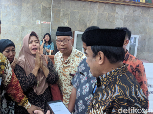 Sambil Menangis, Emak-emak Korban First Travel Cegat Menag Minta Bantuan