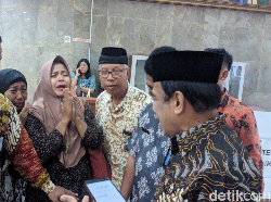 Sambil Menangis, Emak-emak Korban First Travel Cegat Menag Minta Bantuan