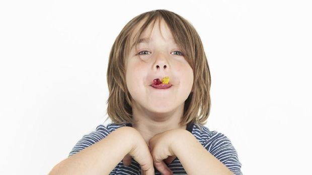 Ilutrasi anak makan vitamin gumy