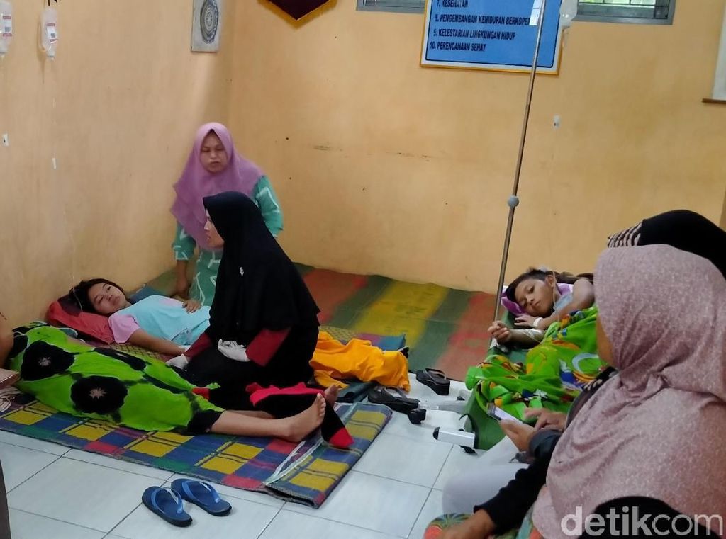 KLB Keracunan di Pemalang, Ruang Balai Desa Disulap Jadi Posko Medis KLB Keracunan di Pemalang, Ruang Balai Desa Disulap Jadi Posko Medis