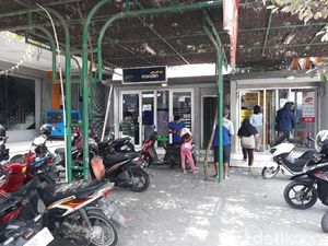 Mas-mas Bantul Ini Baik Banget, Kembalikan Rp 2 Juta yang Ditemukan di ATM Mas-mas Bantul Ini Baik Banget, Kembalikan Rp 2 Juta yang Ditemukan di ATM