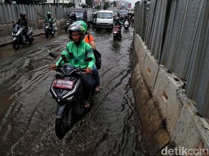 Utamakan Keselamatan, Grab Tetap Layani Pelanggan di Tengah Banjir Utamakan Keselamatan, Grab Tetap Layani Pelanggan di Tengah Banjir