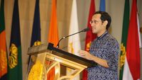 Dikritik Terlalu Santai, Begini Gaya Nadiem di Pelantikan Rektor UI