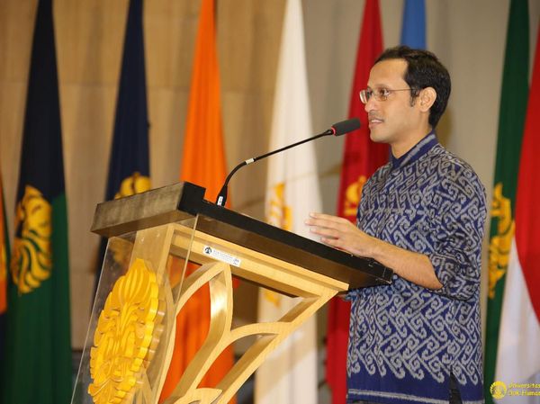 Dikritik Terlalu Santai, Begini Gaya Nadiem di Pelantikan Rektor UI