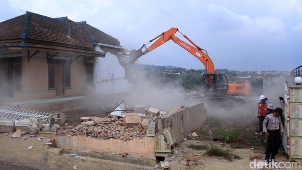 Rumah yang Berada di Proyek Tol Cisumdawu Dihancurkan