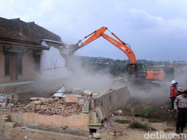 Rumah yang Berada di Proyek Tol Cisumdawu Dihancurkan
