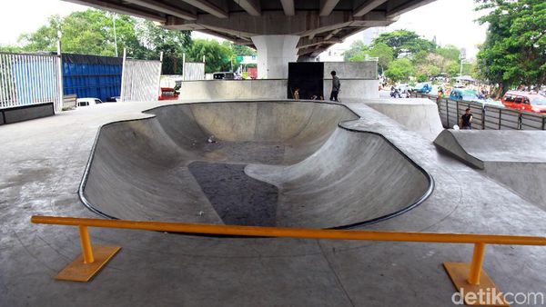 Melihat Skatepark di Kolong Flyover Pasar Rebo yang Hampir Rampung