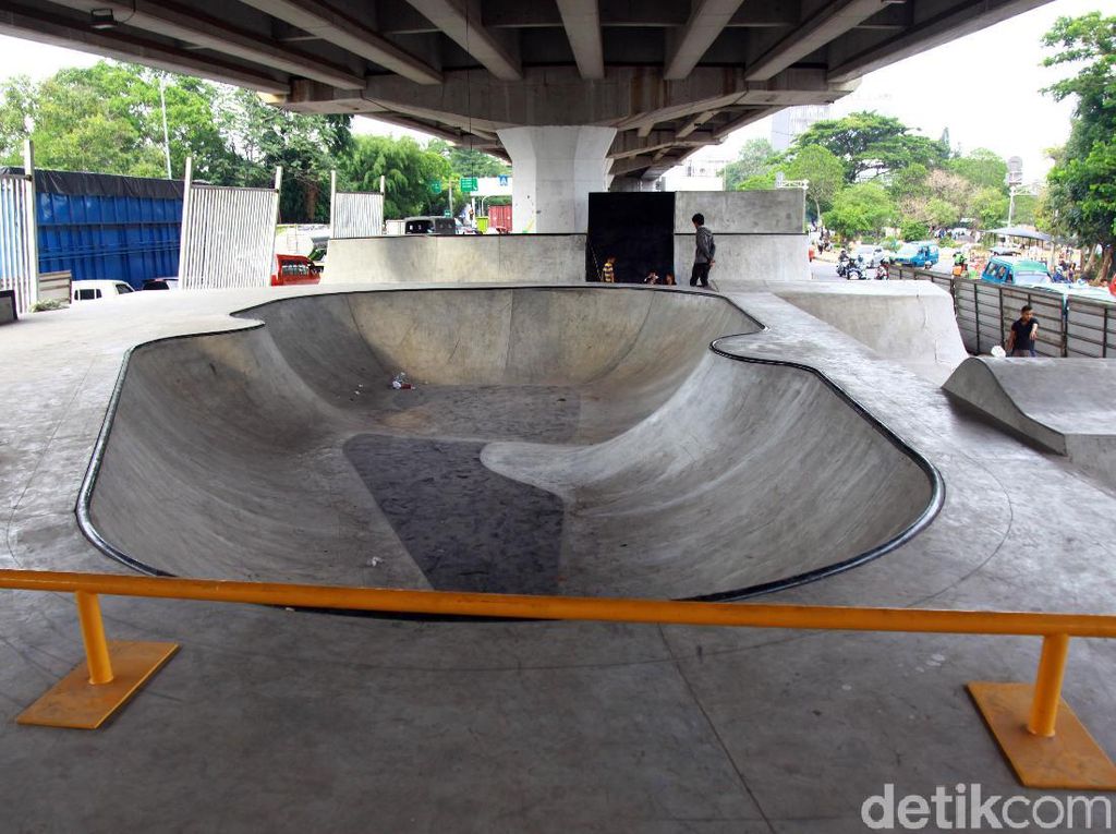 Melihat Skatepark di Kolong Flyover Pasar Rebo yang Hampir Rampung