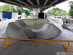 Melihat Skatepark di Kolong Flyover Pasar Rebo yang Hampir Rampung Melihat Skatepark di Kolong Flyover Pasar Rebo yang Hampir Rampung
