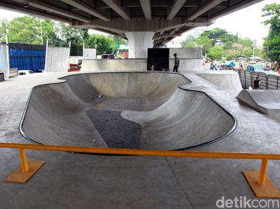 Melihat Skatepark di Kolong Flyover Pasar Rebo yang Hampir Rampung