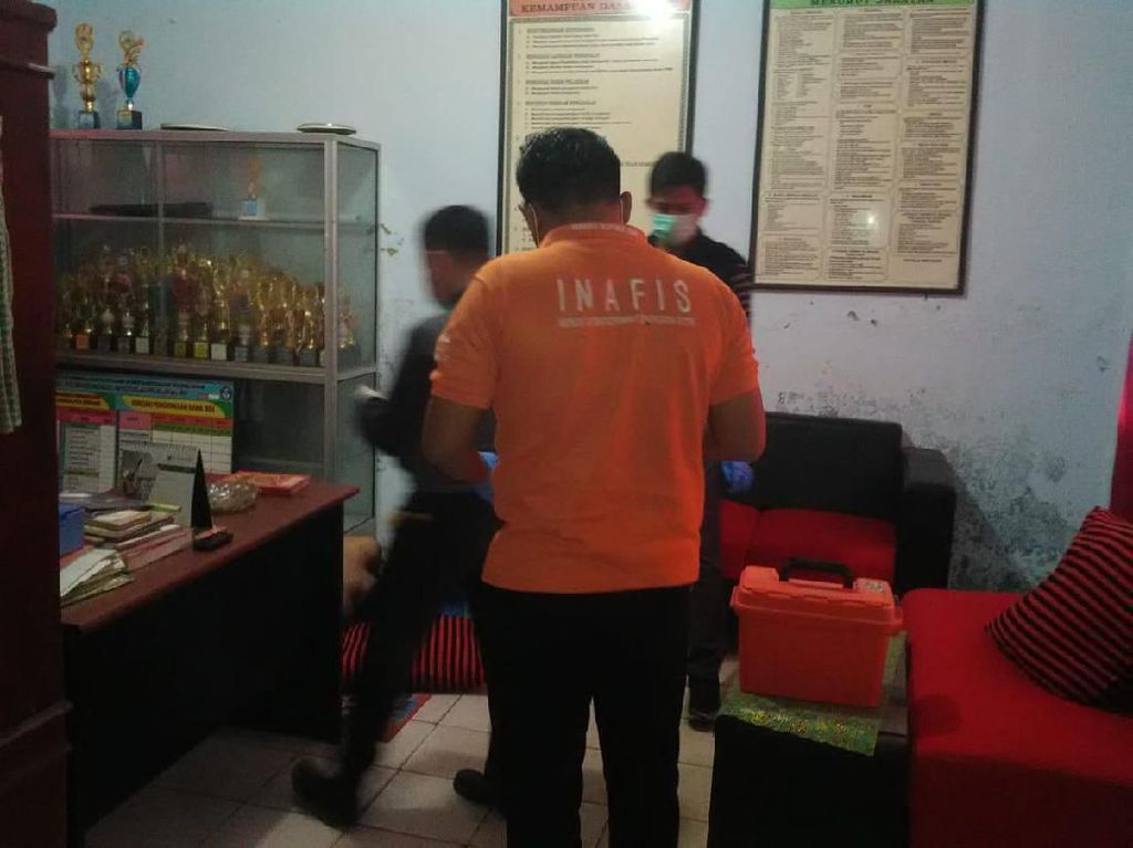 Kepsek SD Pandeglang Kaget Temukan Mayat di Ruang Kerjanya Kepsek SD Pandeglang Kaget Temukan Mayat di Ruang Kerjanya