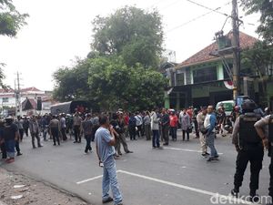 Bentrok di Depan Kantor PCNU Solo Reda, Massa Mulai Bubar Bentrok di Depan Kantor PCNU Solo Reda, Massa Mulai Bubar