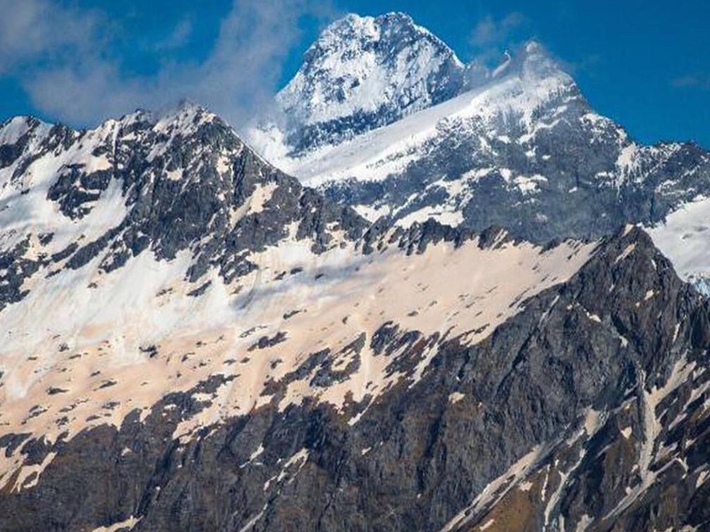 Pemandangan Aneh: Gunung Es Berwarna Merah dan Pink Pemandangan Aneh: Gunung Es Berwarna Merah dan Pink