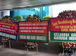 Banjir Karangan Bunga Dukung Erick Thohir Pecat Dirut Garuda