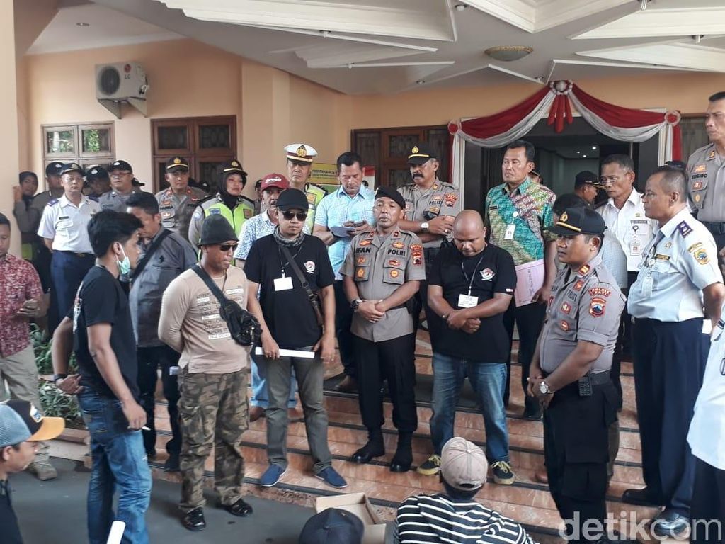 Geruduk DPRD-Polres, Jukir di Pati Adukan Dugaan Pungli Oknum Dishub Geruduk DPRD-Polres, Jukir di Pati Adukan Dugaan Pungli Oknum Dishub