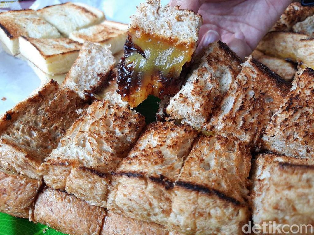Kalau ke Bandung, Jangan Lupa Coba Roti Gandum Legendaris Ini! Kalau ke Bandung, Jangan Lupa Coba Roti Gandum Legendaris Ini!