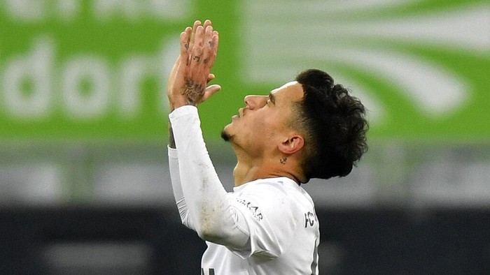 Bayerns Philippe Coutinho celebrates after scoring his sides fourth goal during the German Bundesliga soccer match between Fortuna Duesseldorf and FC Bayern Munich in Duesseldorf, Germany, Saturday, Nov. 23, 2019. (AP Photo/Martin Meissner)