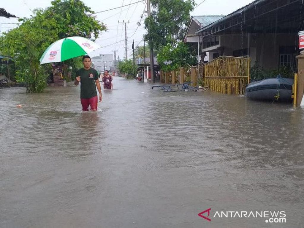 Banjir Rendam 300 Rumah di Belitung Banjir Rendam 300 Rumah di Belitung