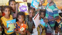 Senangnya Siswa Pedalaman Papua Mendapat Buku