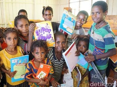 Senangnya Siswa Pedalaman Papua Mendapat Buku
