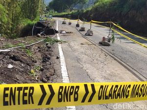 Jalur Utama Menuju Wisata Gunung Bromo dari Probolinggo Longsor
