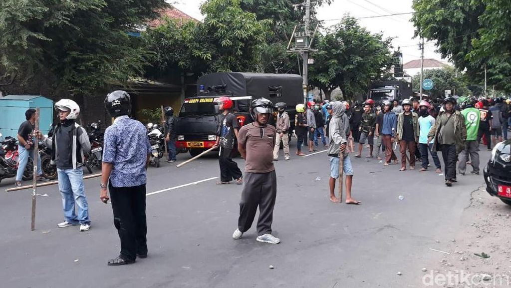 Bentrokan Pecah di Depan PCNU Solo Bentrokan Pecah di Depan PCNU Solo