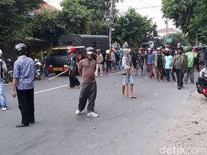 Bentrokan Pecah di Depan PCNU Solo Bentrokan Pecah di Depan PCNU Solo