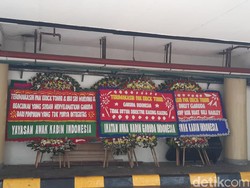 Erick Copot Dirut Garuda, Karangan Bunga Banjiri Kementerian BUMN