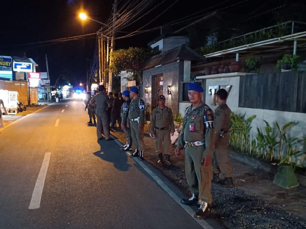 Satpol PP Tegur Anak Nongkrong yang Bikin Resah Tamara Bleszynski Satpol PP Tegur Anak Nongkrong yang Bikin Resah Tamara Bleszynski