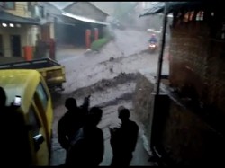 Banjir Bandang, Lumpur Tutup Akses Jalan Kertasari-Pangalengan