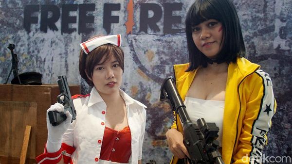 Cosplayer Seksi Meriahkan Final IndiHome eSports League