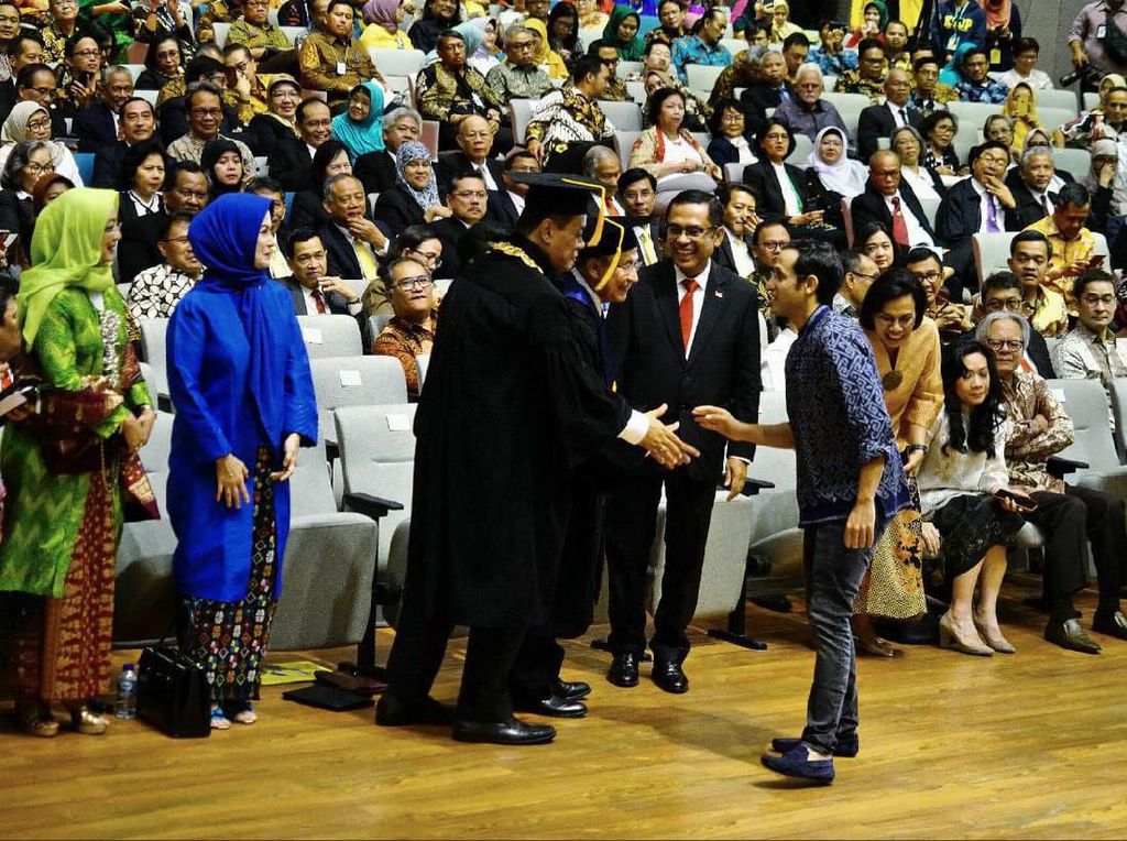 Busana Nadiem Makarim di Pelantikan Rektor UI Dikritik Terlalu Santai Busana Nadiem Makarim di Pelantikan Rektor UI Dikritik Terlalu Santai