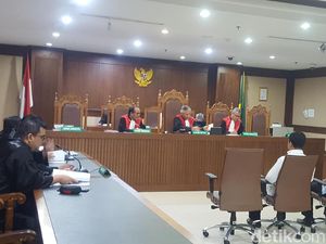 2 Anak Buah Gubernur Kepri Didakwa Jadi Perantara Suap Izin Reklamasi 2 Anak Buah Gubernur Kepri Didakwa Jadi Perantara Suap Izin Reklamasi