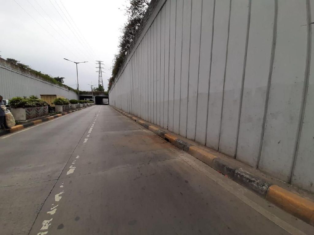 Pria Berdasi yang Ditemukan Tewas di Underpass Senen Diduga Bunuh Diri Pria Berdasi yang Ditemukan Tewas di Underpass Senen Diduga Bunuh Diri