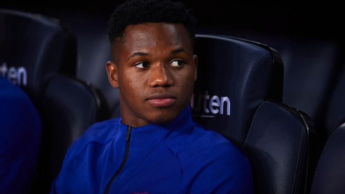 Ansu Fati, satu dari lima pemain yang mau dipertahankan Barca. (Foto: Aitor Alcalde/Getty Images)