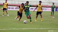 Bertanding di Stadion Gelora Delta Sidoarjo, Jumat (6/12/2019), tim Pra Pon Jatim mendominasi permainan.