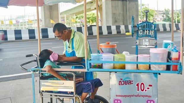 Bapak Tua Ini Jualan Es Serut
